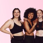 Mulheres de diferentes corpos sorridentes em roupa de treino