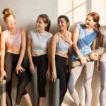 Grupo de mulheres com tapetes de Pilates no Leve Fitness Club em Massamá